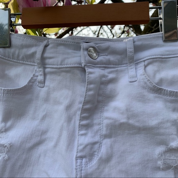 Hollister Curvy High-Rise White Rolled Denim Short - Picture 6 of 9